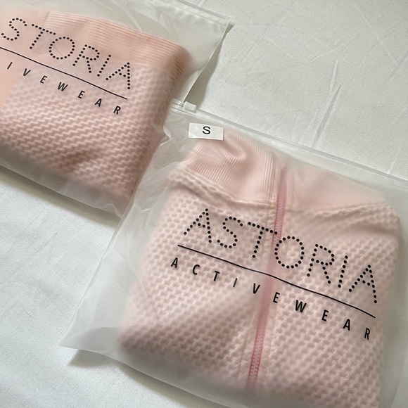 ASTORIA Activewear Seamless Crop top - Picture 3 of 3